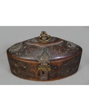 584-Caja en madera para hoja de tabaco antigua del Norte de Yemen.  Longitud: 19 cms