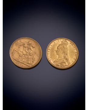 1056-LOTE COMPUESTO POR DOS MONEDAS INGLESAS DE LA REINA VICTORIA, DE 1892 Y 1893, EN ORO AMARILLO DE 18K.