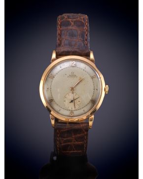 1088-OMEGA. RELOJ DE PULSERA, AÑOS 40. CAJA EN ORO ROSA DE 18K CON ASAS DE GOTA. MOVIMIENTO AUTOMÁTICO. ESFERA BEIGE CON NUME