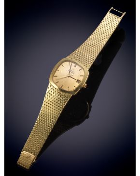 1097-OMEGA" RELOJ DE PULSERA, AÑOS 70. CAJA Y BRAZALETE EN ORO AMARILLO DE 18K. MOVIMIENTO AUTOMÁTICO. Esfera dorada con nume