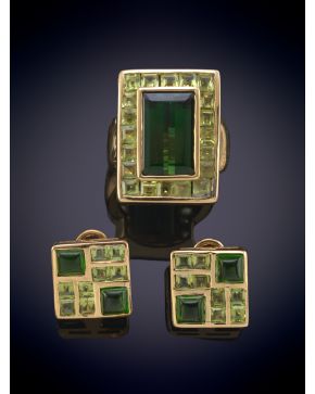 825-ORIGINAL CONJUNTO CUADRANGULA DE PERIDOTOS Y TURMALINAS compuesto por pendientes y gran sortija con una turmalina de 6ct