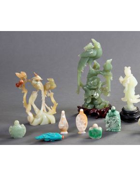 2157-Lote oriental compuesto por dos escenas de pájaros y geisha en jade, pez de turquesa y cinco Snuff Bottles , dos de