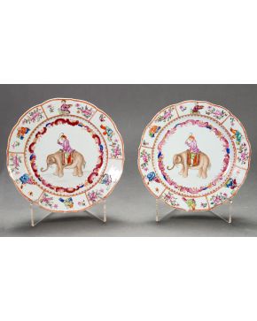 808-Pareja de platos, China ca. 1770, en porcelana “Familia rosa” de exportación para el comercio Anglo-indio. Ala a bas