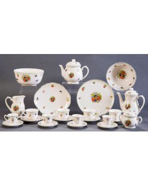 975-SAN CLAUDIO Juego de café y té en porcelana modelo Flores y frutas . Se compone por 5 tazones con sus platos, 12 