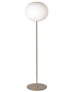 250-Lámpara de pie en metal cromado con mampara en forma de globo en cristal de opalina blanco. Editada por Fontana arte