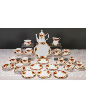 827-ROYAL ALBERT  Elegante y completo juego de merienda en porcelana inglesa Royal Albert, modelo  Old Country Roses 