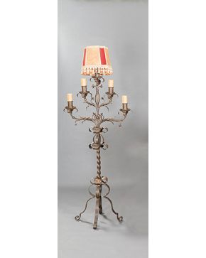 2126-Lámpara de pie a modo de candelabro español antiguo en bronce compuesto por cinco luces. Altura sin tulipa: 150 cm. 