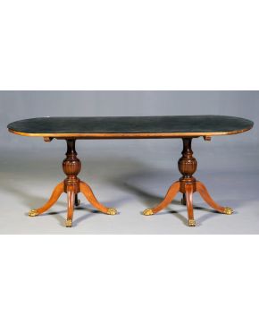 2145-Mesa de comedor estilo inglés con doble pata de jarrón con cuatro pies terminados en garras sobre bola en bronce dorado.