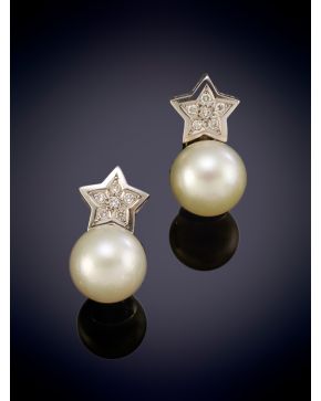 147-BELLOS PENDIENTES DE PERLAS AUSTRALIANAS CON ESTRELLAS DECORADAS POR BRILLANTES sobre una montura en oro blanco de 18k.  