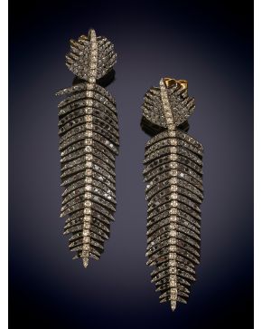 149-ELEGANTES PENDIENTES CON DISEÑO DE PLUMA DECORADOS POR BRILLANTES BLANCOS Y NEGROS sobre una montura en oro de 18K y plata. 