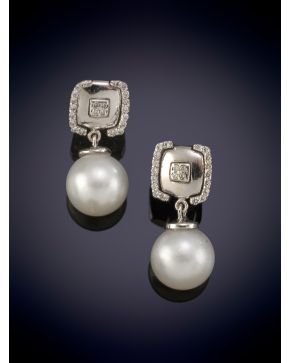 150-BELLOS PENDIENTES DE PERLAS CULTIVADAS COLGANTES QUE PENDEN DE UNA MONTURA DECORADA POR BRILLANTES en oro blanco de 18K.