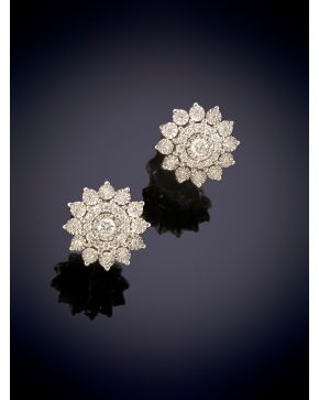 154-ELEGANTES PENDIENTES ROSETÓN DE BRILLANTES sobre una montura en oro blanco de 18K.