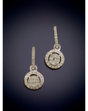 157-ELEGANTES PENDIENTES COLGANTES DE FINO DISEÑO CON DIAMANTES TALLA BAGUETTE Y BRILLANTES sobre una montura en oro blanco de 18k.