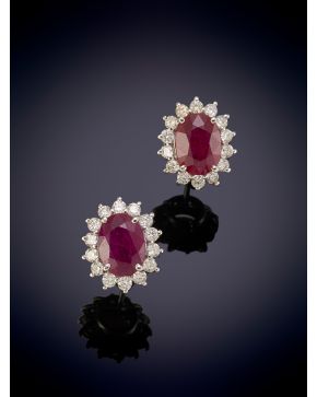 169-ELEGANTES PENDIENTES ESTILO ROSETÓN CON RUBÍES DE 2,95CT ORLADOS POR BRILLANTES DE 0,80CT sobre una montura en oro de 18K.