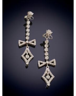 172-ELEGANTES PENDIENTES LARGOS CON DISEÑO DE LAZADA DECORADOS POR BRILLANTES DE 1,50CT sobre una montura en oro blanco de 14K.