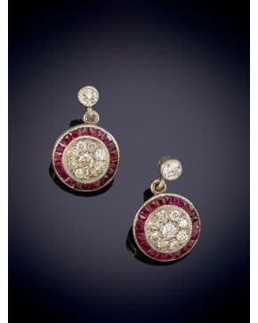 178-ELEGANTES PENDIENTES COLGANTES OJO DE PERDIZ CON BRILLANTES EN PAVÉ Y RUBÍES CALIBRADOS sobre una montura en oro blanco de 18k. 