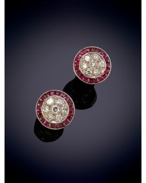 179-ELEGANTES PENDIENTES OJO DE PERDIZ CON BRILLANTES CENTRALES EN PAVÉ ORLADOS POR RUBÍES CALIBRADOS sobre una montura en oro blanco de 18k. 