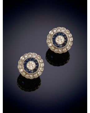 211-ELEGANTES PENDIENTES OJO DE PERDIZ CON DOBLE LÍNEA DE BRILLANTES Y ZAFIROS CALIBRADOS sobre una montura en or blanco de 18k. 