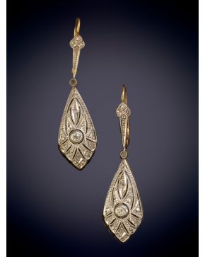 212-DELICADOS PENDIENTES ESTILO ART DECÓ CON BRILLANTES sobre una montura en oro amarillo de 18k. 