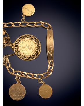 220-LOTE DE DOS PULSERAS DE NIÑA , MODELO ESCLAVAS CON MONEDAS COLGANTES EN ORO AMARILLO Y ROSA  DE 18K. 