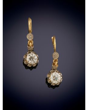 224-ELEGANTES PENDIENTES COLGANTES ESTILO ART DÉCO CON BRILLANTES sobre una montura en oro amarillo de 18k. 