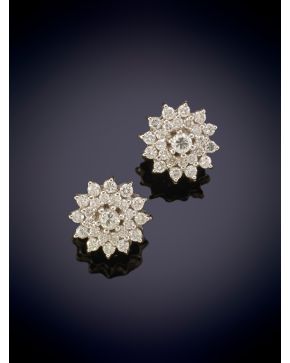 229-ELEGANTES PENDIENTES ESTILO ROSETÓN DE BRILLANTES sobre una montura en oro blanco de 18K.