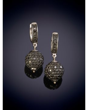 233-ELEGANTES PENDIENTES CRIOLLAS DECORADAS POR BRILLANTES NEGROS DE LAS QUE PENDE UNA ESFERA CUAJADA DE BRILLANTES NEGROS sobre una montura en oro bl