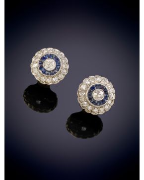 240-ELEGANTES PENDIENTES ESTILO OJO DE PERDIZ CON DOBLE LÍNEA DE ZAFIROS CALIBRADOS Y BRILLANTES sobre ua montura en oro blanco de 18k.