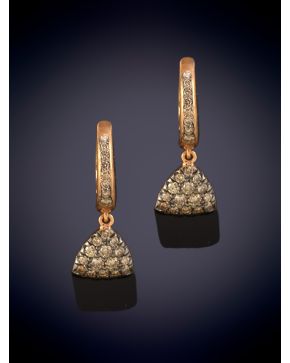 255-ELEGANTES CRIOLLAS CON BRILLANTES BROWN DE LAS QUE PENDE UN TRIÁNGULO DECORADO TAMBIÉN POR BRILLANTES BROWN sobre una montura en oro rosa de 18K.