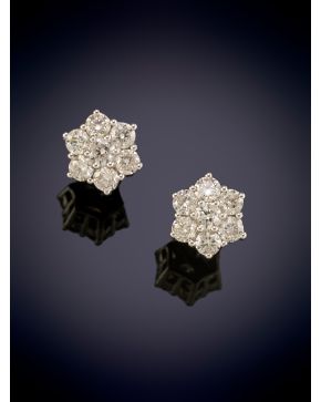 260-ELEGANTES PENDIENTES ROSETÓN DE BRILLANTES DE 1,47CT sobre una montura en oro blanco de 18K.