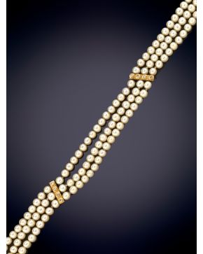 264-GARGANTILLA CHOKER DE TRES HILOS DE PERLAS CULTIVADAS con broche en oro amarillo de 18K.