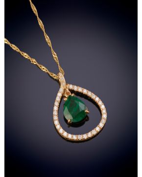 276-COLGANTE CON UNA ESMERALDA TALLA PERA DE 1,66CT. APROX. ORLADO POR BRILLANTES SOBRE UNA MONTURA DE ORO AMARILLO DE 18K. 