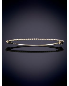 286-ELEGANTE PULSERA RÍGIDA DE BIRLLANTES sobre una montura en oro blanco de 18k. 