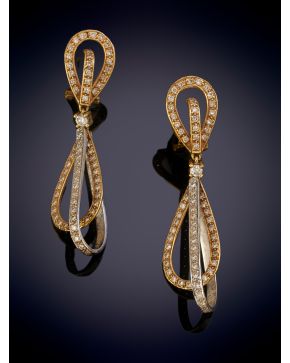 326-BELLOS PENDIENTES LARGOS EN FORMA DE LAZADA CON BRILLANTES sobre una montura en oro rosa y blanco de 18K.