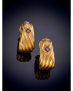 327-ELEGANTES CRIOLLAS GALLONADAS DECORADAS POR RUBÍES Y BRILLANTES en oro amarillo de 18K.