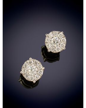 353-ELEGANTES PENDIENTES ESTILO ROSETÓN DECORADOS POR DIAMANTES sobre una montura en oro blanco de 18K.