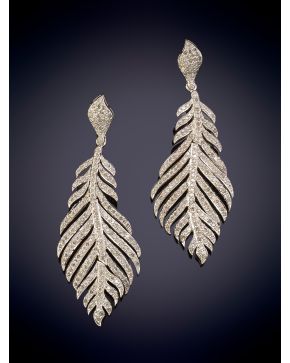 370-ELEGANTES PENDIENTES LARGOS CON DISEÑO DE PLUMAS DECORADOS POR BRILLANTES sobre una montura en oro de 18K y plata. 