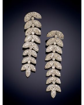 371-ELEGANTES PENDIENTES LARGOS CON DISEÑO DE HOJAS DECORADOS POR BRILLANTES sobre una montura en oro de 18K y plata.  