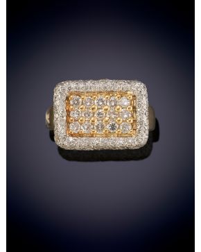 396-ELEGANTE SORTIJA CON FRENTE DE BRILLANTES DE 1,50CT EN TOTAL sobre una montura en oro blanco y amarillo de 18k.