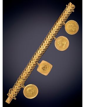 408-PULSERA, AÑOS 40,  DISEÑO GEOMÉTRICO CON CUATRO MONEDAS COLGANTES EN ORO AMARILLO DE 18K PUNZONADA. 