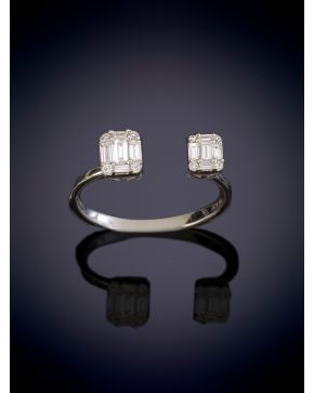 411-ELEGANTE TÚ Y YO CON DOS CENTROS DE DIAMANTES TALLA BAGUETTE Y BRILLANTES sobre una montura en oro blanco de 18K.