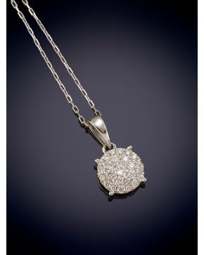 422-ELEGANTE COLGANTE ESTILO ROSETÓN DE BRILLANTES CON UNA ORLA DE BRILLANTES sobre una montura y con cadena en oro blanco de 18K.