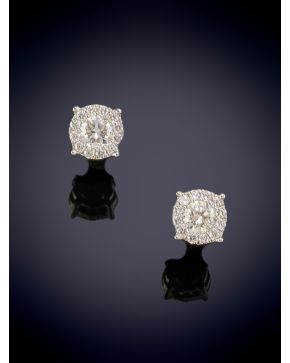 424-ELEGANTES PENDIENTES ROSETÓN DE BRILLANTES DE 0.70ct  sobre una montura en oro blanco de 18K.