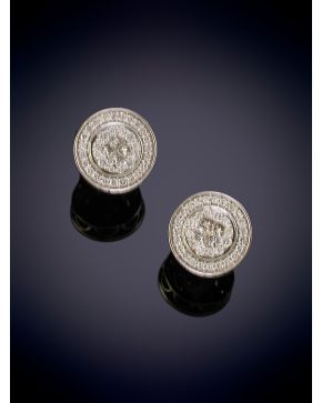 425-ELEGANTES PENDIENTES CIRCULARES DECORADOS POR PAVÉ DE BRILLANTES con una montura en oro blanco de 18K. 