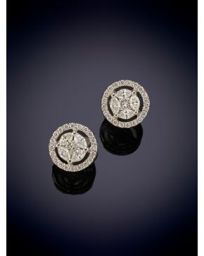 434-ELEGANTES PENDIENTES ESTILO ROSETÓN DE BRILLANTES CON UNA ORLA sobre una montura en oro blanco de 18K.