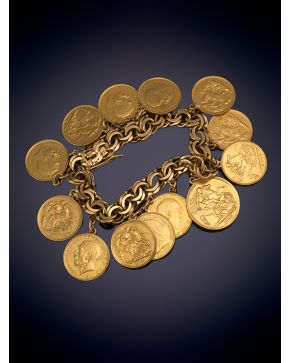 439-PULSERA AÑOS 40 DE ESLABÓN BARBADO CON ARRAS COLGANTES DE 13 MONEDAS EN ORO AMARILLO DE 18K. 