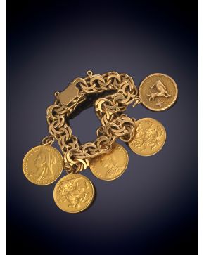 440-PULSERA DE ESLABON BARBABADO DE CINCO MONEDAS COLGANTES EN ORO AMARILLO DE 18K. 