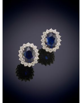 453-ELEGANTES PENDIENTES DE ROSETÓN DE ZAFIROS ORLADOS POR BRILLANTES con una montura en oro blanco de 18K.