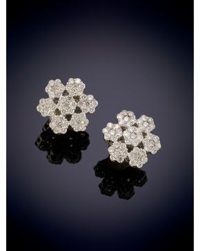 456-BELLOS PENDIENTES ESTILO ROSETÓN DE BRILLANTES sobre una montura en oro blanco de 18K. 