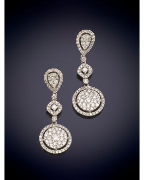 471-ELEGANTES PENDIENTES COLGANTES DE FINO DISEÑO CUAJADO DE BRILLANTES sobre una montura en oro blanco de 18k. 